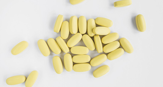 Біотин – чим корисний для волосся та нігтів і як правильно його приймати?