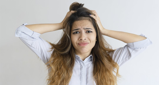 Болить шкіра голови - можливі причини болю, і як їх позбутися?