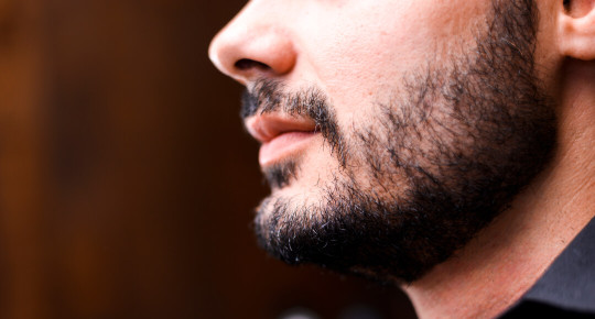 Нерівномірно росте борода? Ось що потрібно зробити